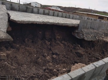 شکاف زمین و دیوار خانه‌ها در روستای حسین‌آباد سمنان