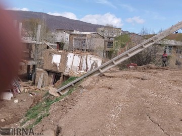 شکاف زمین و دیوار خانه‌ها در روستای حسین‌آباد سمنان