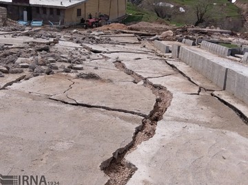 شکاف زمین و دیوار خانه‌ها در روستای حسین‌آباد سمنان
