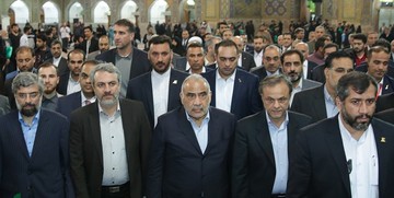 عادل عبدالمهدی به زیارت حرم مطهر امام رضا(ع) مشرف شد