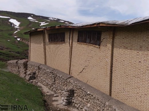 شکاف زمین و دیوار خانه‌ها در روستای حسین‌آباد سمنان