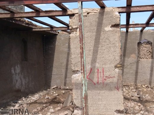 شکاف زمین و دیوار خانه‌ها در روستای حسین‌آباد سمنان