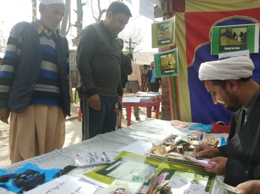 جمع‌آوری کمک‌های مردمی در کشمیر برای سیل‌زدگان ایران