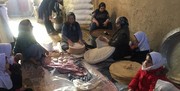 تصاویر زیبای پخت نان برای سیل‌زدگان توسط زنان روستایی