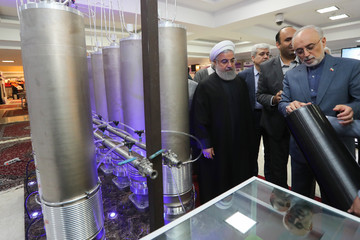 بازدید رئیس‌جمهور از نمایشگاه دستاوردهای فناوری هسته‌ای