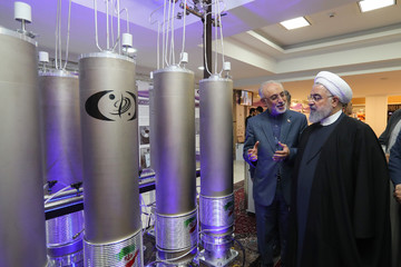 بازدید رئیس‌جمهور از نمایشگاه دستاوردهای فناوری هسته‌ای