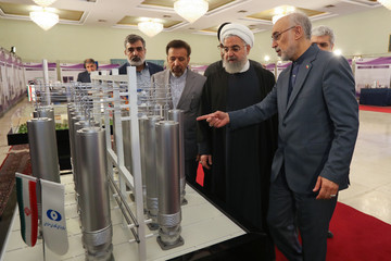 بازدید رئیس‌جمهور از نمایشگاه دستاوردهای فناوری هسته‌ای