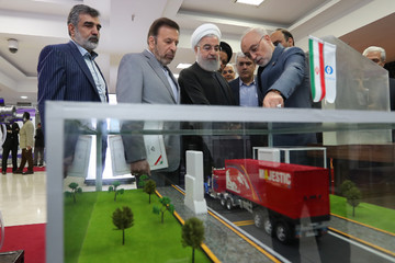 بازدید رئیس‌جمهور از نمایشگاه دستاوردهای فناوری هسته‌ای