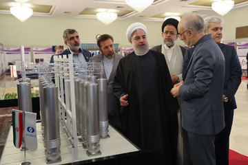 بازدید رئیس‌جمهور از نمایشگاه دستاوردهای فناوری هسته‌ای