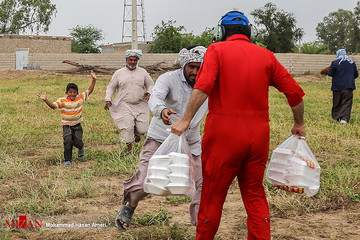 امدادرسانی به مناطق در محاصره سیل خوزستان