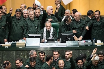 حضور نمایندگان مجلس با لباس سپاه در صحن علنی