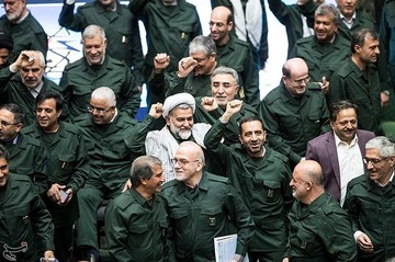 حضور نمایندگان مجلس با لباس سپاه در صحن علنی