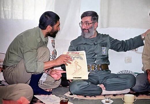آیت‌الله خامنه‌ای رهبر معظم انقلاب اسلامی در لباس پاسدار