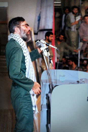 آیت‌الله خامنه‌ای رهبر معظم انقلاب اسلامی در لباس پاسدار