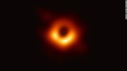 اولین تصویر واقعی از یک سیاه‌چاله را ببینید