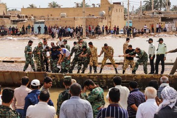 نصب پل شناور ارتش در روستای سید صالح و شهرستان کارون