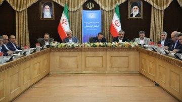 خبر واعظی از توسعه خط ریلی به سنندج/ احداث ۵ شهرک صنعتی مشترک با عراق 