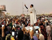 زنی که نماد اعتراضات سودان شد/ عکس