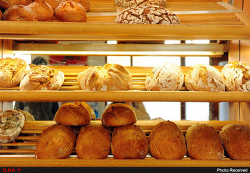 رئیس اتحادیه نان فانتزی تهران: اگر نان را گران نکنید وزن چانه را کم می‌کنیم