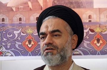امام جمعه اصفهان خطاب به شهردار: مدیریت چهارباغ با کنسرت و موسیقی، شادی مردم را به گناه آلوده می‌کند