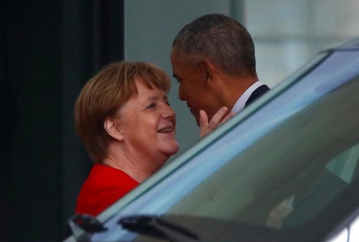  باراک اوباما رئیس‌جمهور سابق آمریکا بعد از دیدار با آنگلا مرکل صدر اعظم آلمان در برلین، محل را ترک می کند 