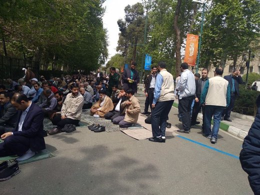 رئیسی در میان نمازگزاران تهرانی/ عکس رئیسی در میان نمازگزاران تهرانی/ عکس