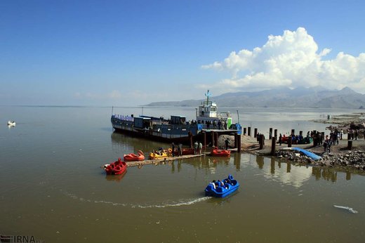 شناور شدن کشتی آرتمیا در دریاچه ارومیه