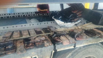 عکس | جاسازی شمش قاچاق مس در جعبه روغن کامیون!