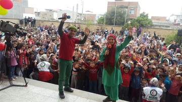 مجریان برنامه کودک در مناطق سیل‌زده خوزستان