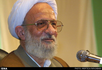 مصباح‌یزدی: اطاعت از ولی‌فقیه‌ مثل ائمه واجب است هرچند بین هزاران تصمیم، اشتباه هم داشته باشد