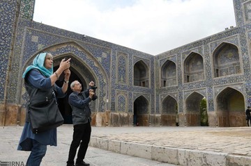 گردشگران خارجی در شهر تاریخی اصفهان