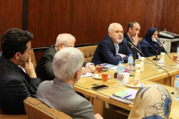  ظریف با استادان دانشکده حقوق و علوم سیاسی دانشگاه تهران دیدار کرد/ عکس