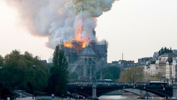 کلیسای نوتردام پاریس در آتش سوخت