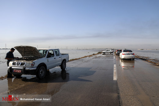 ورود سیلاب به جاده اهواز - آبادان