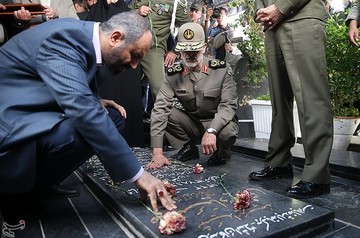 مراسم رونمایی از تقریظ رهبر انقلاب بر کتاب در کمین گل سرخ