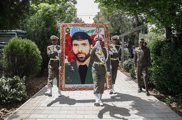 مراسم رونمایی از تقریظ رهبر انقلاب بر کتاب در کمین گل سرخ
