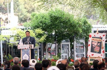 مراسم رونمایی از تقریظ رهبر انقلاب بر کتاب در کمین گل سرخ