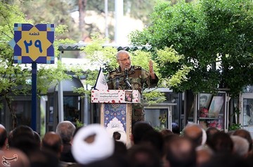 مراسم رونمایی از تقریظ رهبر انقلاب بر کتاب در کمین گل سرخ