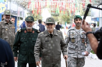 مراسم رونمایی از تقریظ رهبر انقلاب بر کتاب در کمین گل سرخ