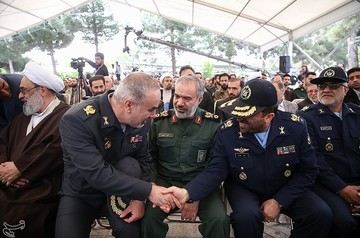 مراسم رونمایی از تقریظ رهبر انقلاب بر کتاب در کمین گل سرخ