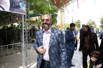 محسن مومنی شریف نویسنده کتاب در کمین گل سرخ