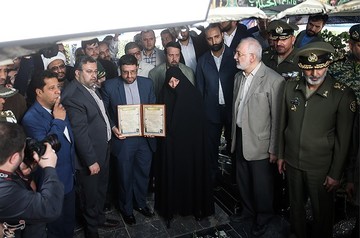 مراسم رونمایی از تقریظ رهبر انقلاب بر کتاب در کمین گل سرخ