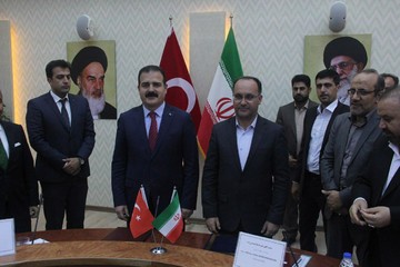 دیدار فرماندار ارومیه و والی حکاری ترکیه و امضای تفاهم‌نامه