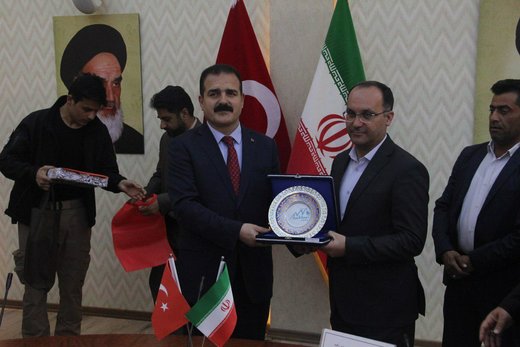 دیدار فرماندار ارومیه و والی حکاری ترکیه و امضای تفاهم‌نامه