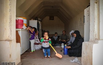سکونت سیل‌زدگان در زاغه‌ مهمات جنگ حمیدیه