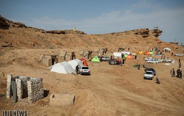 سکونت سیل‌زدگان در زاغه‌ مهمات جنگ حمیدیه