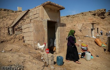 سکونت سیل‌زدگان در زاغه‌ مهمات جنگ حمیدیه