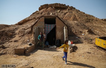 سکونت سیل‌زدگان در زاغه‌ مهمات جنگ حمیدیه