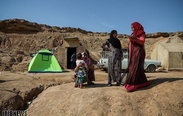 سکونت سیل‌زدگان در زاغه‌ مهمات جنگ حمیدیه