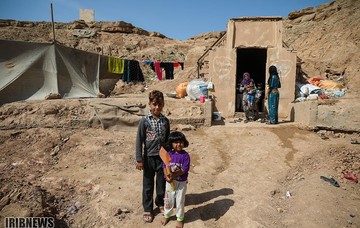 سکونت سیل‌زدگان در زاغه‌ مهمات جنگ حمیدیه